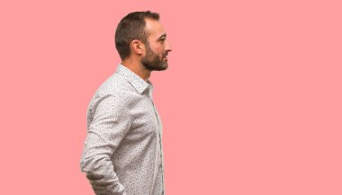 Beyaz adam önüne bakarak tarafında gri komutunuz