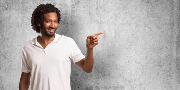 Bonito Afro Americano Apontando Para Lado Sorrindo Surpreso Apresentando Algo — Fotografia de Stock