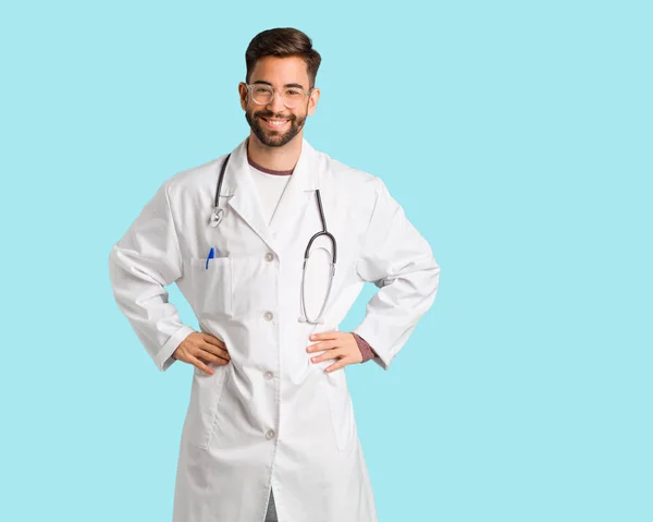 Jovem Médico Homem Com Mãos Nos Quadris — Fotografia de Stock