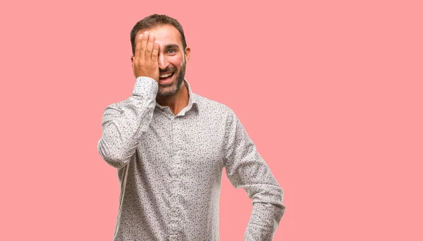 Caucásico Hombre Gris Soporte Gritando Feliz Cubriendo Cara Con Mano — Foto de Stock