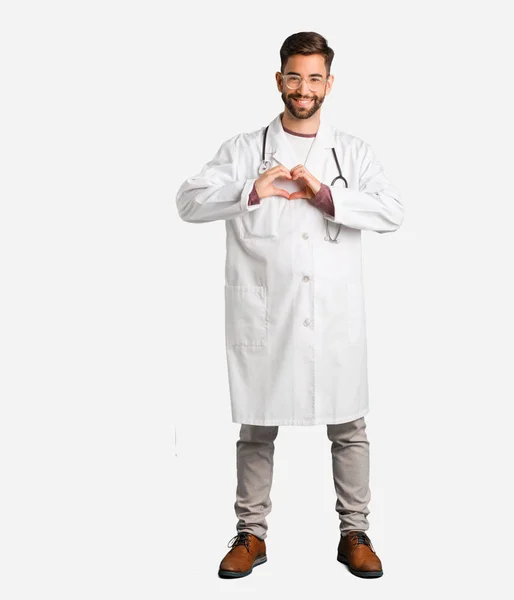 Jovem Médico Homem Fazendo Uma Forma Coração Com Mãos — Fotografia de Stock