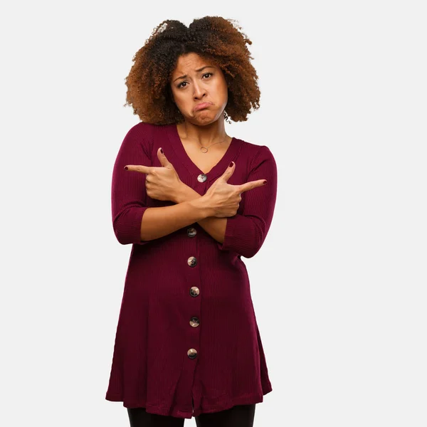 Mladý Černý Afro Žena Rozhodnout Mezi Dvěma Možnostmi — Stock fotografie