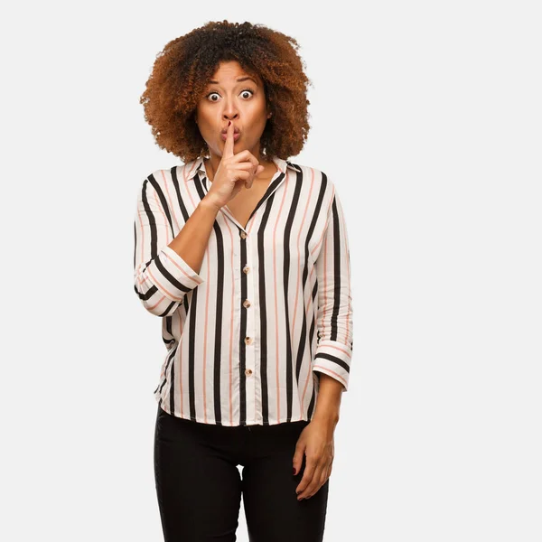 Junge Schwarze Afro Frau Isoliert Auf Weißem Hintergrund — Stockfoto