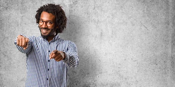 Hombre Afroamericano Negocios Guapo Alegre Sonriente Señalando Hacia Frente — Foto de Stock