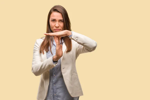 Caucásico Negocio Joven Mujer Haciendo Gesto Timeout — Foto de Stock