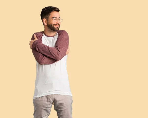 Joven Hombre Guapo Dando Abrazo — Foto de Stock