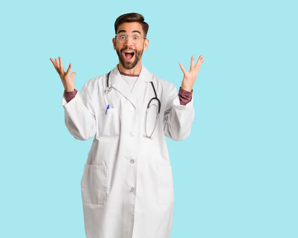 Jovem Médico Celebrando Uma Vitória Sucesso — Fotografia de Stock