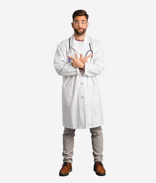 Unga Läkare Man Välja Mellan Två Alternativ — Stockfoto