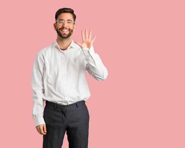 Joven Hombre Negocios Guapo Mostrando Número Cinco — Foto de Stock