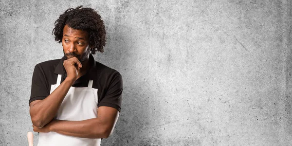 Bonito Padeiro Afro Americano Duvidoso Confuso Pensando Uma Ideia Preocupado — Fotografia de Stock