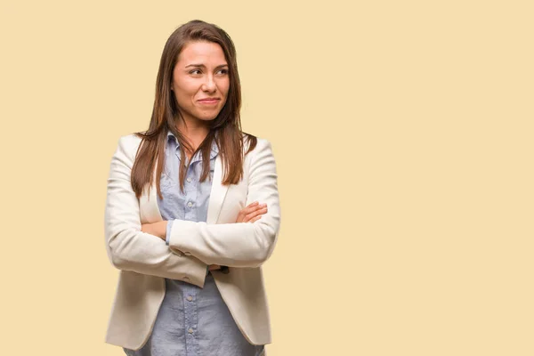 Entreprise Caucasienne Jeune Femme Croisant Les Bras Souriant Détendu — Photo