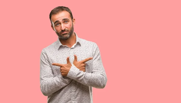 Uomo Caucasico Parentesi Grigia Decidere Tra Due Opzioni — Foto Stock