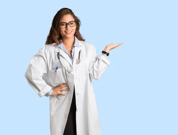 Corpo Pieno Giovane Medico Donna Che Tiene Qualcosa Con Mano — Foto Stock