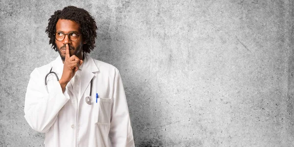 Schöner Afrikanisch Amerikanischer Arzt Hält Ein Geheimnis Oder Bittet Schweigen — Stockfoto