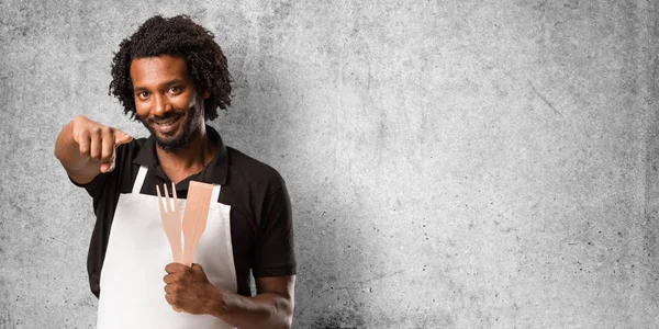 Knappe Afro Amerikaanse Baker Vrolijk Glimlachend Naar Voren Wijzen — Stockfoto