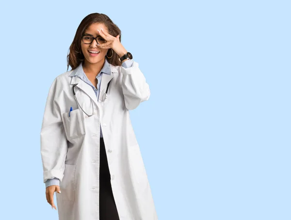 Volledige Lichaam Jonge Dokter Vrouw Verlegenheid Gebracht Lachen Hetzelfde Moment — Stockfoto