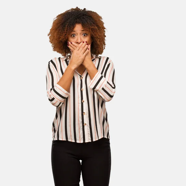 Joven Mujer Afro Negro Aislado Sobre Fondo Blanco — Foto de Stock