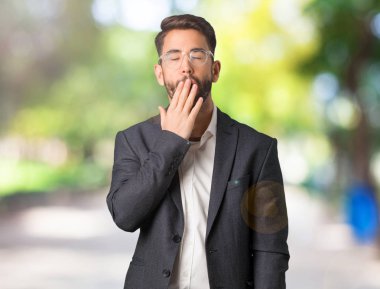 Genç yakışıklı iş adamı yorgun ve çok uykulu