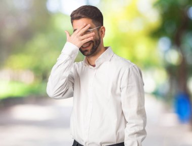 Utandım ve aynı anda gülüyor genç yakışıklı iş adamı