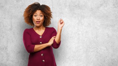 Genç siyah afro kadın tarafı parmak ile işaret