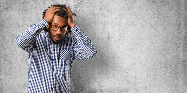 Yakışıklı Afrikalı Amerikalı Adam Sinirli Umutsuz Kızgın Üzgün Ile Kafasına — Stok fotoğraf