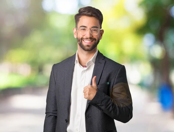 笑顔と親指を上げる若いハンサムな実業家 — ストック写真