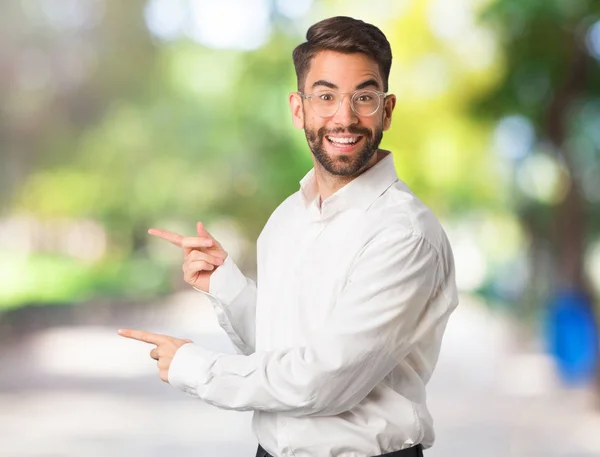 Junger Gutaussehender Geschäftsmann Zeigt Mit Dem Finger Zur Seite — Stockfoto