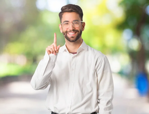 Ung Snygg Business Man Visar Nummer Ett — Stockfoto