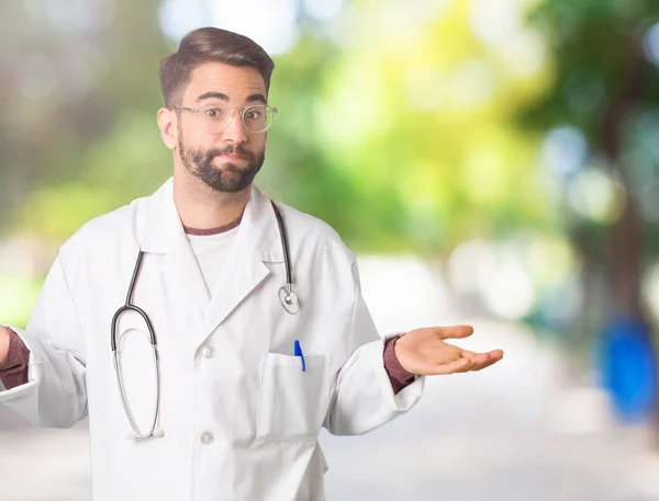 Jeune Homme Médecin Doutant Haussant Les Épaules — Photo