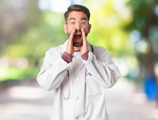 Genç Doktor Adam Önüne Mutlu Bir Şeyler Bağırmak — Stok fotoğraf