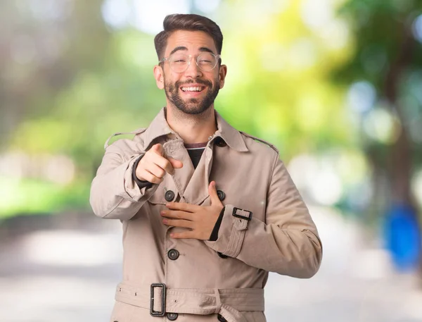 Jonge Man Dragen Trenchcoat Dromen Bereiken Van Doelstellingen Doeleinden — Stockfoto