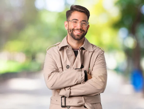 Jeune Homme Portant Trench Coat Croisant Les Bras Souriant Détendu — Photo