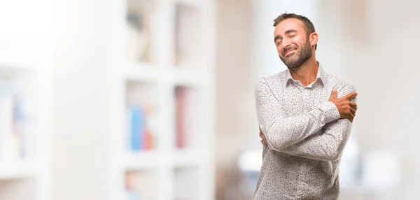 Uomo Caucasico Staffa Grigia Che Abbraccio — Foto Stock