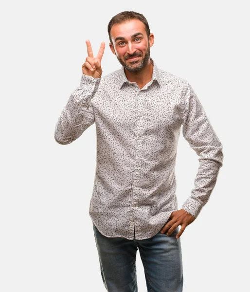 Homem Caucasiano Chão Cinzento Divertido Feliz Fazendo Gesto Vitória — Fotografia de Stock