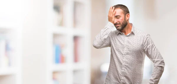 Uomo Caucasico Saliscendi Grigi Smemorati Realizzare Qualcosa — Foto Stock