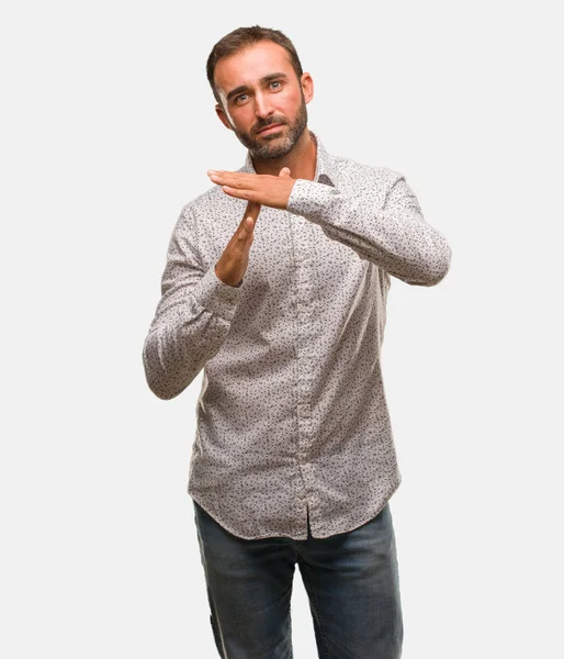 Kaukasischer Mann Auf Grauem Untergrund Macht Eine Auszeit — Stockfoto