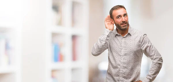 Homem Caucasiano Chão Cinzento Tentar Ouvir Uma Fofoca — Fotografia de Stock