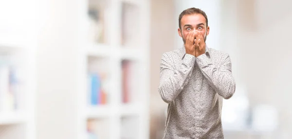 Uomo Caucasico Saliscendi Grigi Molto Spaventato Spaventato Nascosto — Foto Stock