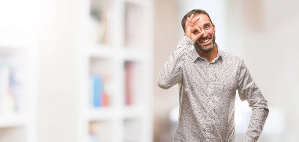 Caucasico Uomo Grigio Staffa Fiducioso Fare Gesto Occhio — Foto Stock