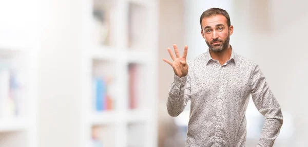 Hombre Caucásico Soporte Gris Mostrando Número Cuatro — Foto de Stock