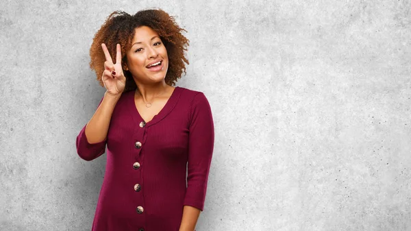 Giovane Afro Nero Donna Divertente Felice Facendo Gesto Vittoria — Foto Stock