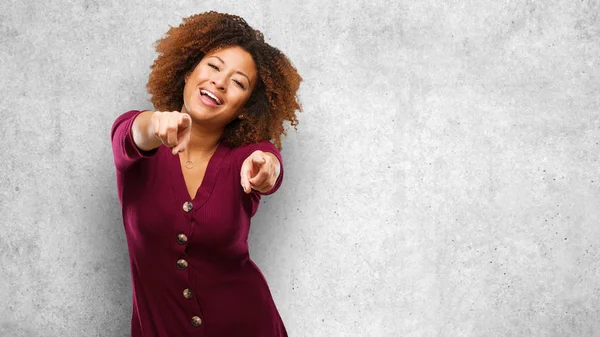 Jonge Zwarte Afro Vrouw Vrolijk Lachend — Stockfoto