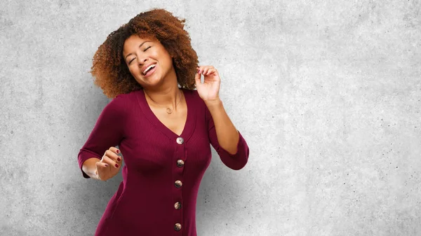 Jonge Zwarte Afro Vrouw Dansen Plezier — Stockfoto