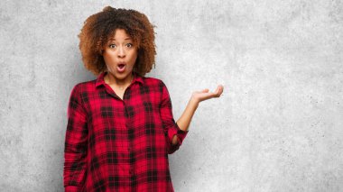 Bir şey palm el tutan genç siyah afro kadın