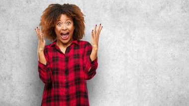 Genç siyah afro kadın bir zafer ya da başarı kutluyor