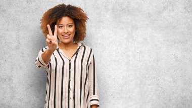 Genç afro kadın gösteren iki numara siyah