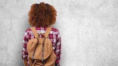 Arkasından, geriye dönüp baktığımda genç gezgin siyah kadın