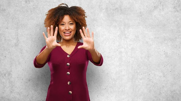 Jonge Zwarte Afro Vrouw Weergegeven Nummer Tien — Stockfoto