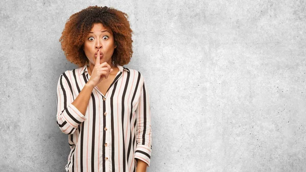 Giovane Donna Afro Nero Mantenere Segreto Chiedere Silenzio — Foto Stock