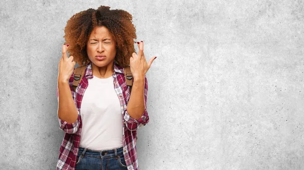 Young Traveler Black Woman Crossing Fingers Having Luck — Stock Photo, Image